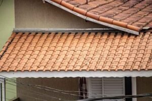 How Proper Installation of Seamless Gutters Minimizes Roof Wear and Tear